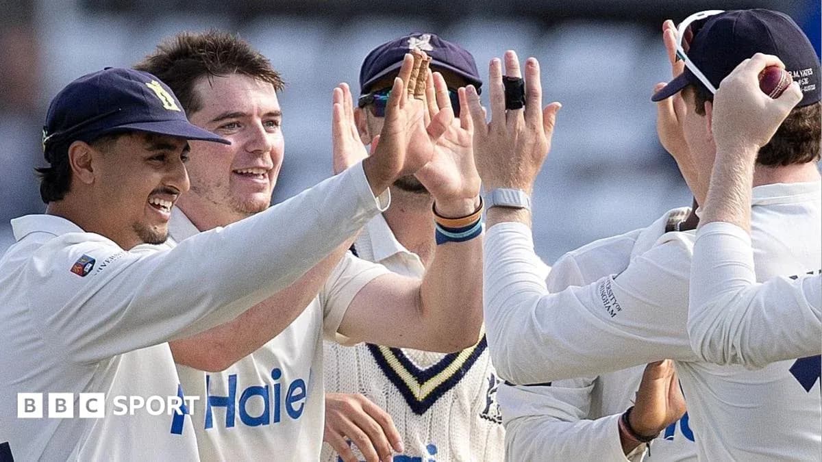 Jugadores de cricket celebrando un wicket juntos Jugadores de cricket celebrando un wicket juntos