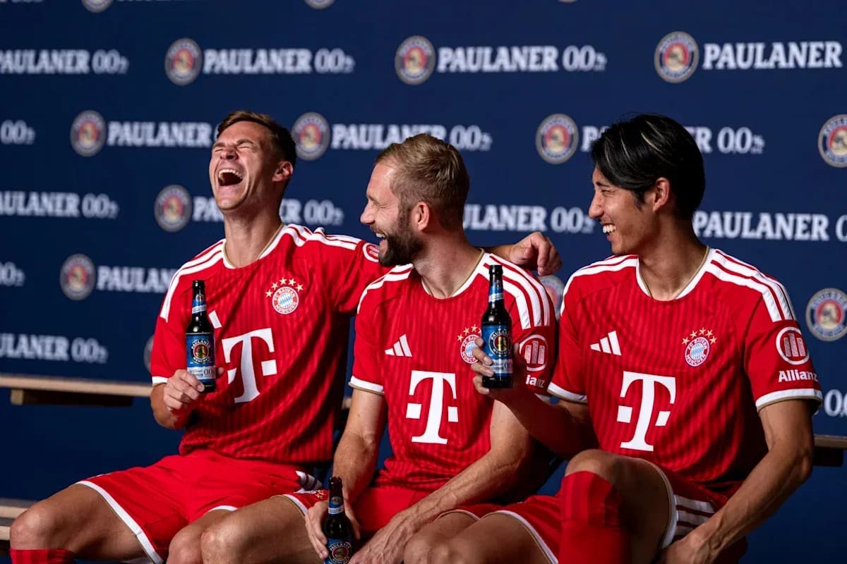 Jugadores de Bayern Múnich posando con cervezas Jugadores de Bayern Múnich posando con cervezas