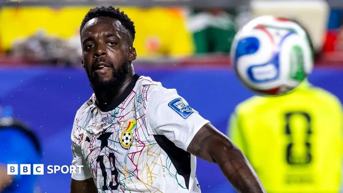 Jugador de Ghana controlando el balón durante el partido Jugador de Ghana controlando el balón durante el partido
