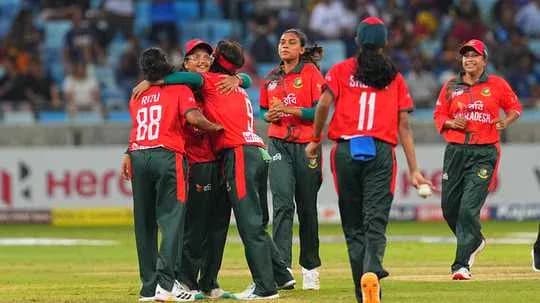 Jugadoras de cricket de Bangladesh celebrando un wicket Jugadoras de cricket de Bangladesh celebrando un wicket