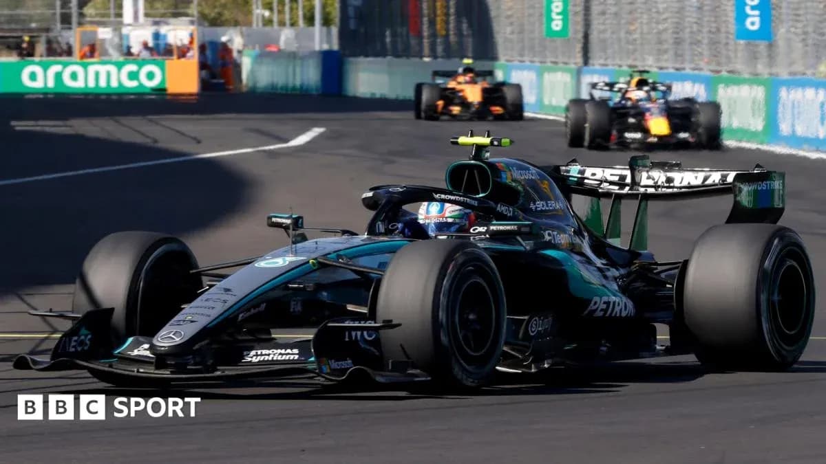 Coche de Fórmula 1 de Mercedes en carrera Coche de Fórmula 1 de Mercedes en carrera