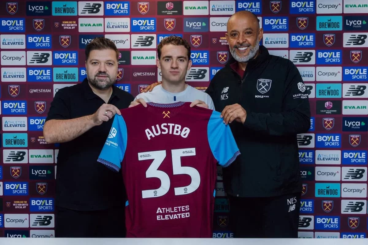 Jugador presenta camiseta de West Ham United Jugador presenta camiseta de West Ham United