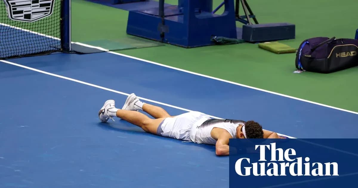 Jugador tendido en la pista tras partido de tenis Jugador tendido en la pista tras partido de tenis