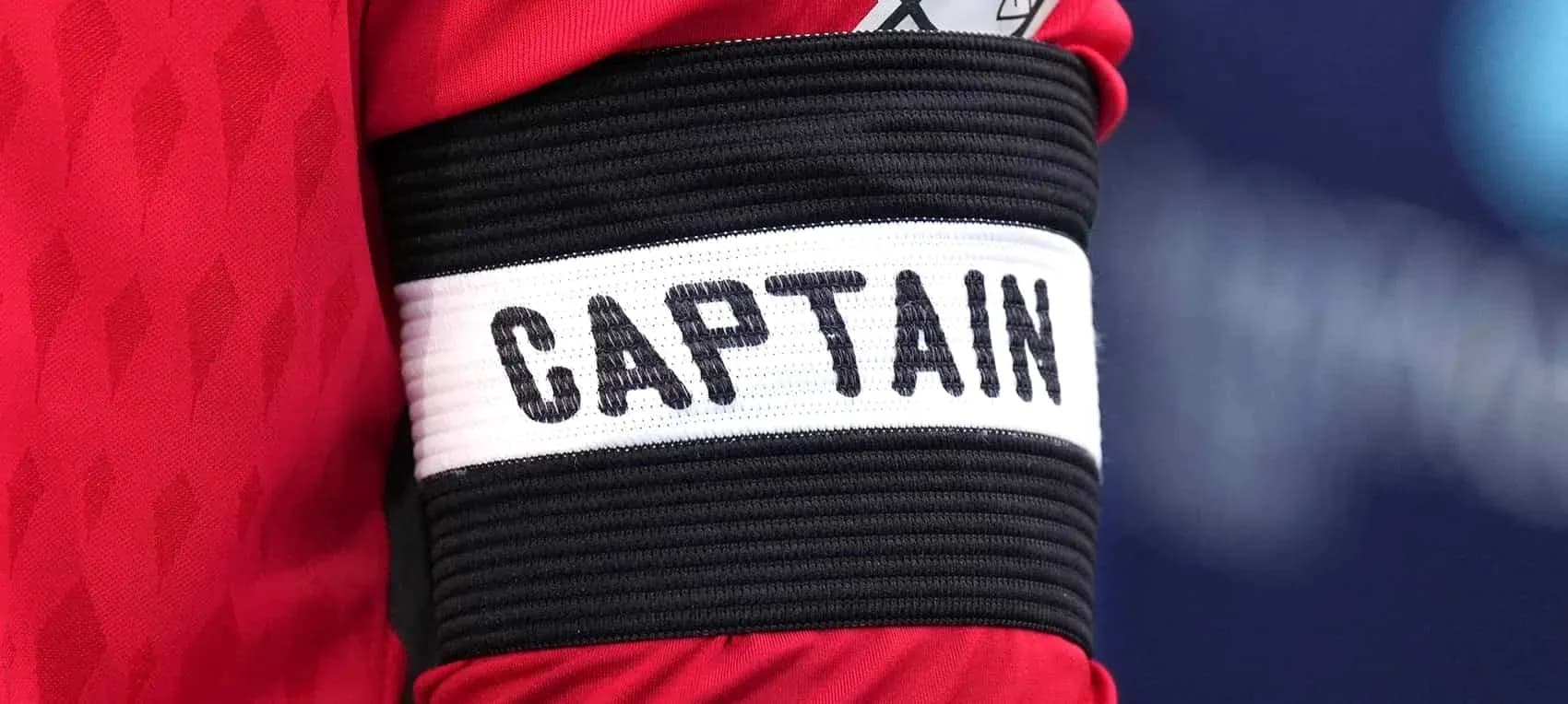 Brazalete de capitán en una camiseta roja Brazalete de capitán en una camiseta roja