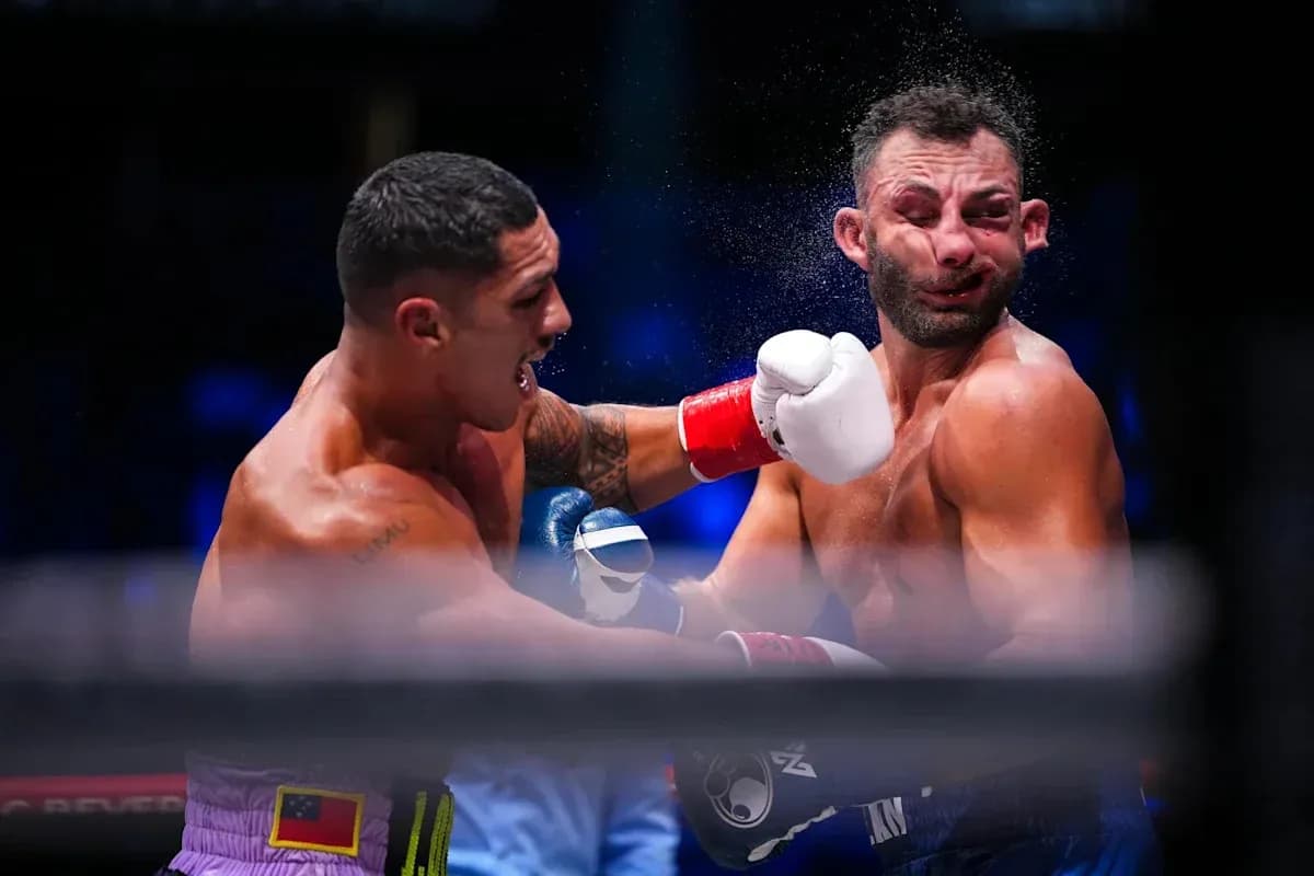 Boxeador recibiendo un golpe en el ring Boxeador recibiendo un golpe en el ring