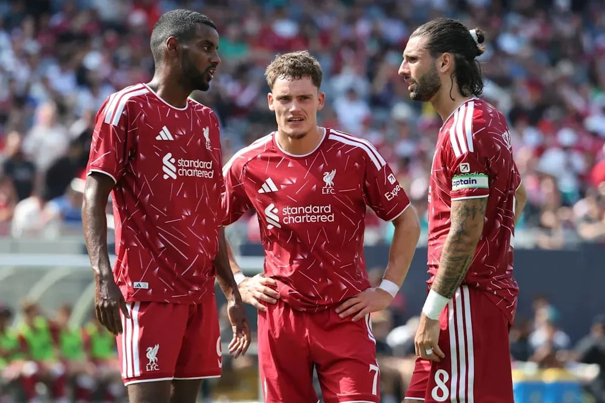 Jugadores de Liverpool discutiendo durante un partido Jugadores de Liverpool discutiendo durante un partido