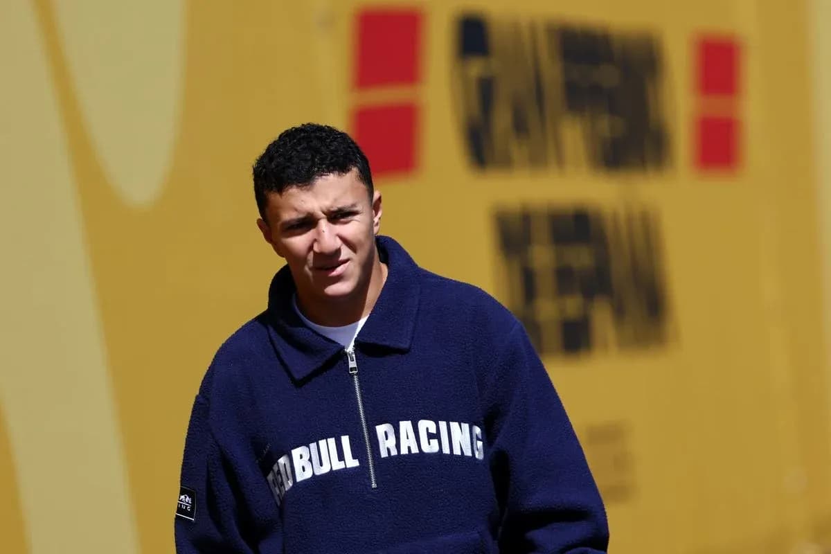 Piloto de Red Bull Racing caminando en el paddock Piloto de Red Bull Racing caminando en el paddock