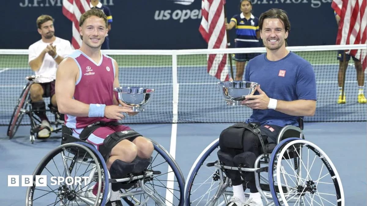 Jugadores de tenis en sillas de ruedas con trofeos Jugadores de tenis en sillas de ruedas con trofeos