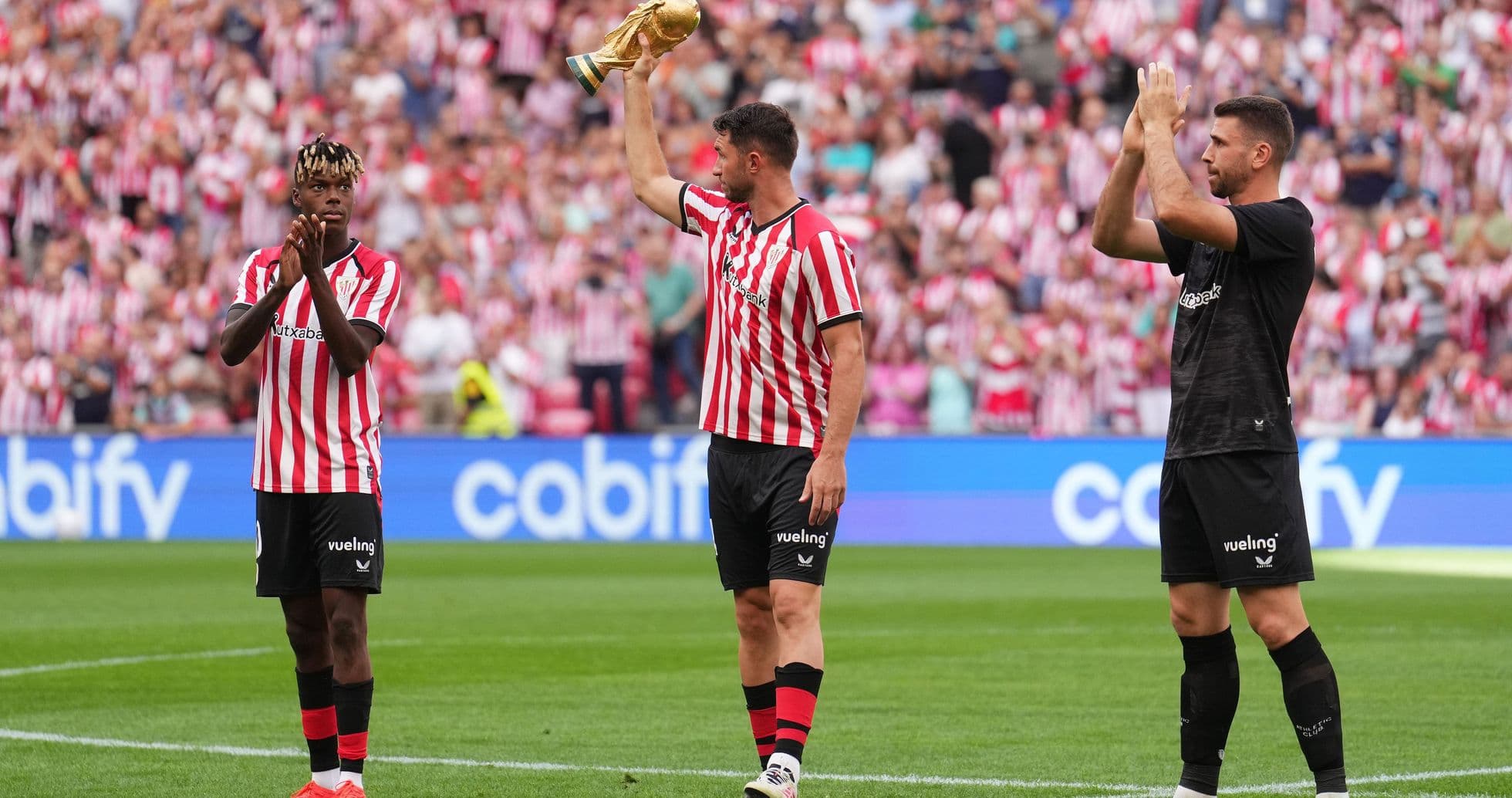 Jugadores del Athletic Club celebrando con trofeo Jugadores del Athletic Club celebrando con trofeo