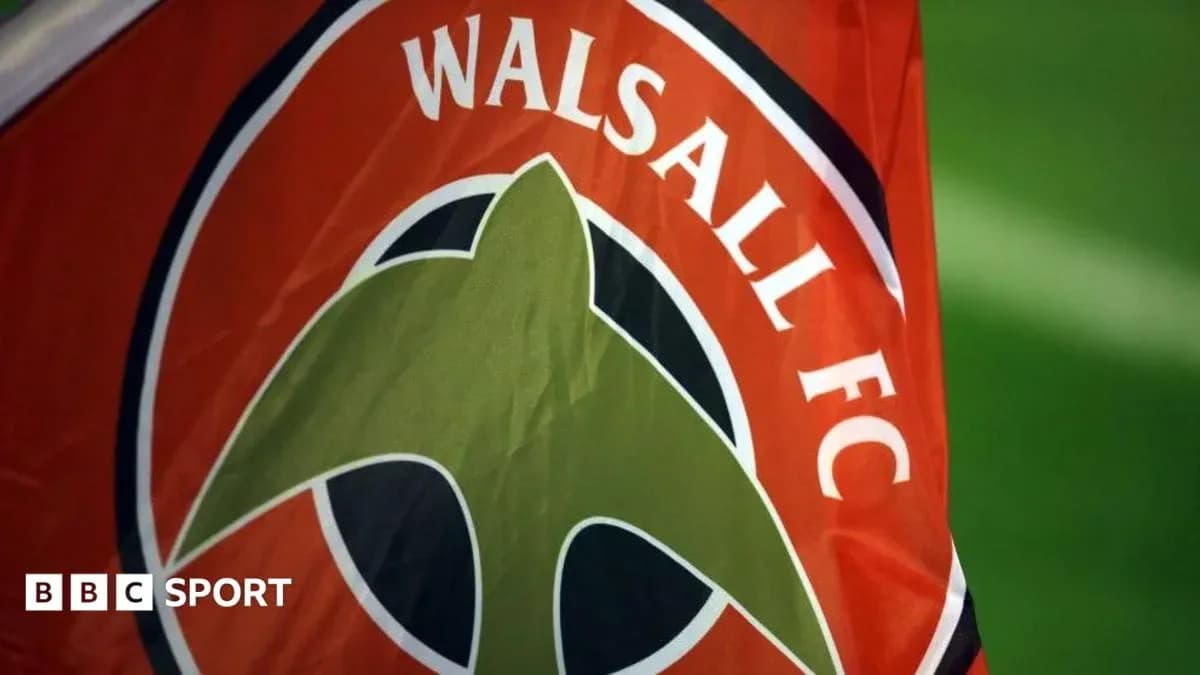 Bandera de Walsall FC con su logotipo Bandera de Walsall FC con su logotipo