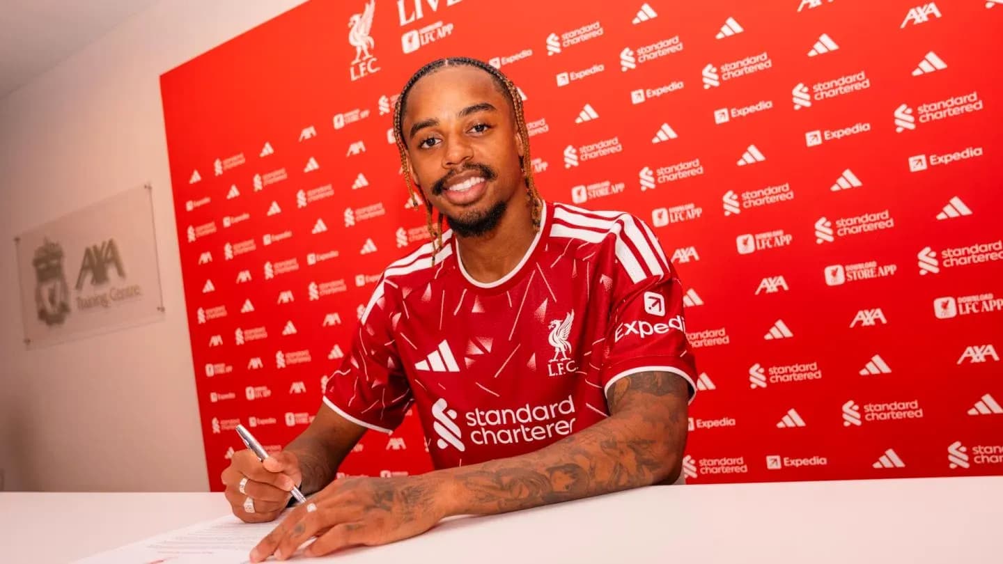 Jugador firmando contrato en sede de Liverpool FC Jugador firmando contrato en sede de Liverpool FC