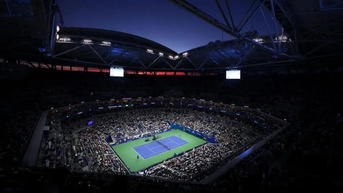 Estadio lleno durante partido de tenis nocturno Estadio lleno durante partido de tenis nocturno