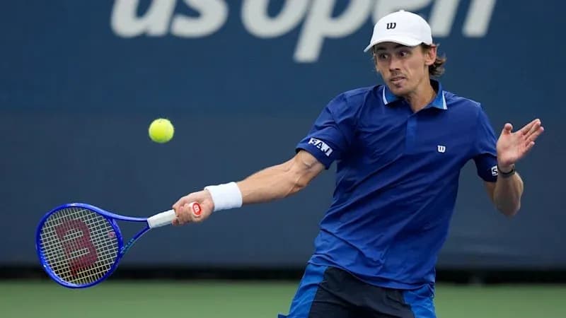 Jugador de tenis golpeando una pelota en US Open Jugador de tenis golpeando una pelota en US Open