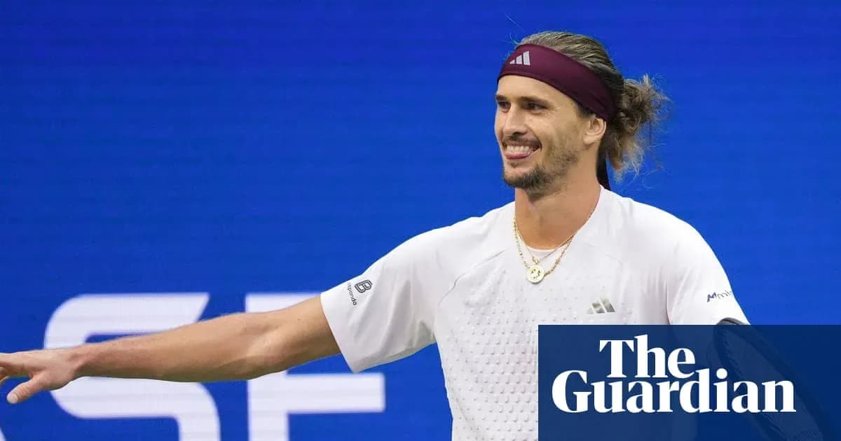 Jugador de tenis sonriendo en la cancha Jugador de tenis sonriendo en la cancha