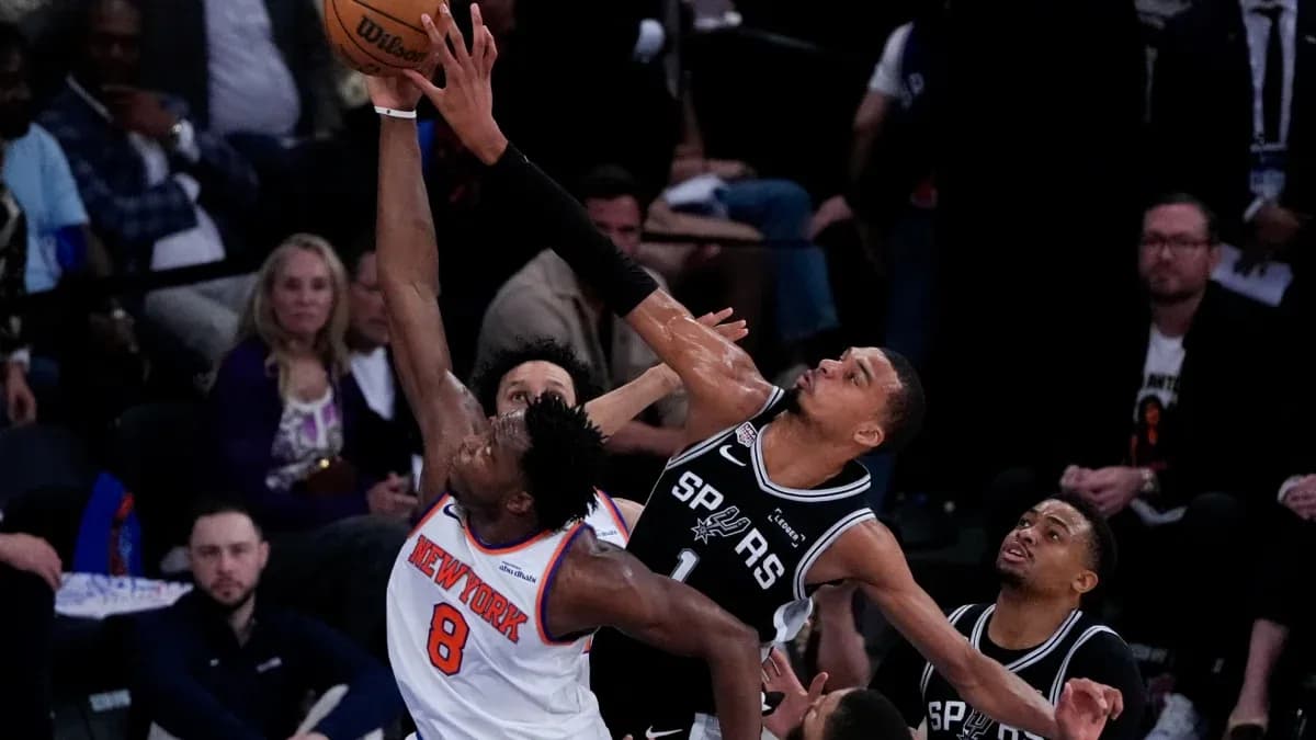 Jugador de los Knicks intentando bloquear un tiro Jugador de los Knicks intentando bloquear un tiro