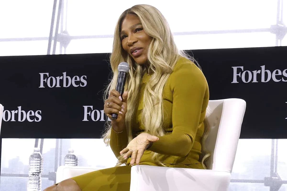 Mujer hablando en un evento de Forbes Mujer hablando en un evento de Forbes