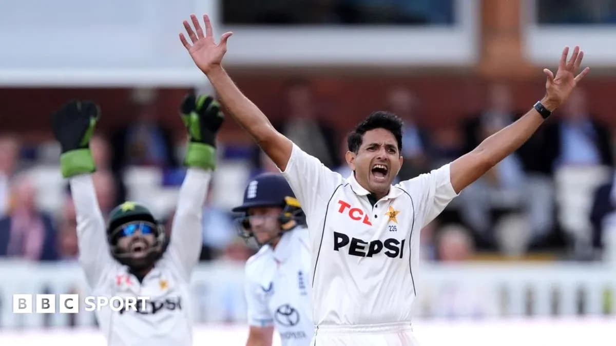 Jugador de Pakistán celebra un wicket en el cricket Jugador de Pakistán celebra un wicket en el cricket