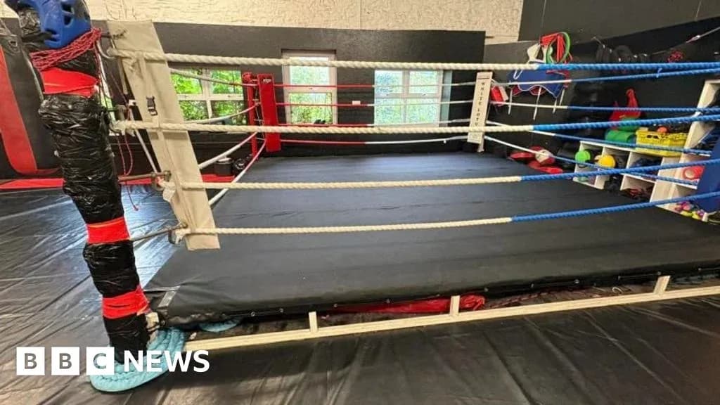 Ring de boxeo vacío con equipo de entrenamiento alrededor Ring de boxeo vacío con equipo de entrenamiento alrededor
