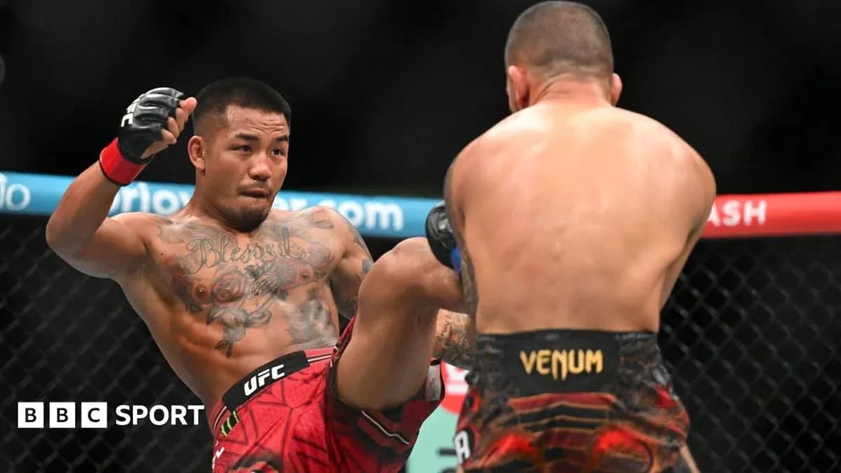 Peleador lanzando una patada en combate de UFC Peleador lanzando una patada en combate de UFC