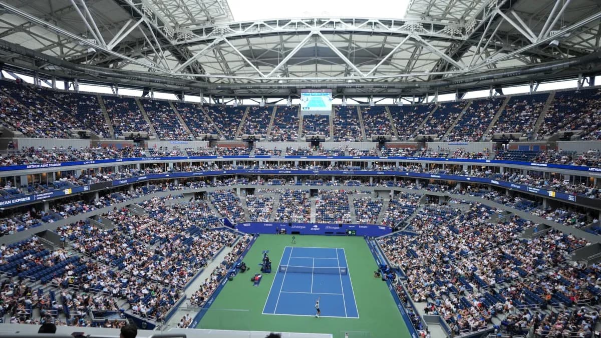 Vista general del estadio Arthur Ashe lleno de público Vista general del estadio Arthur Ashe lleno de público