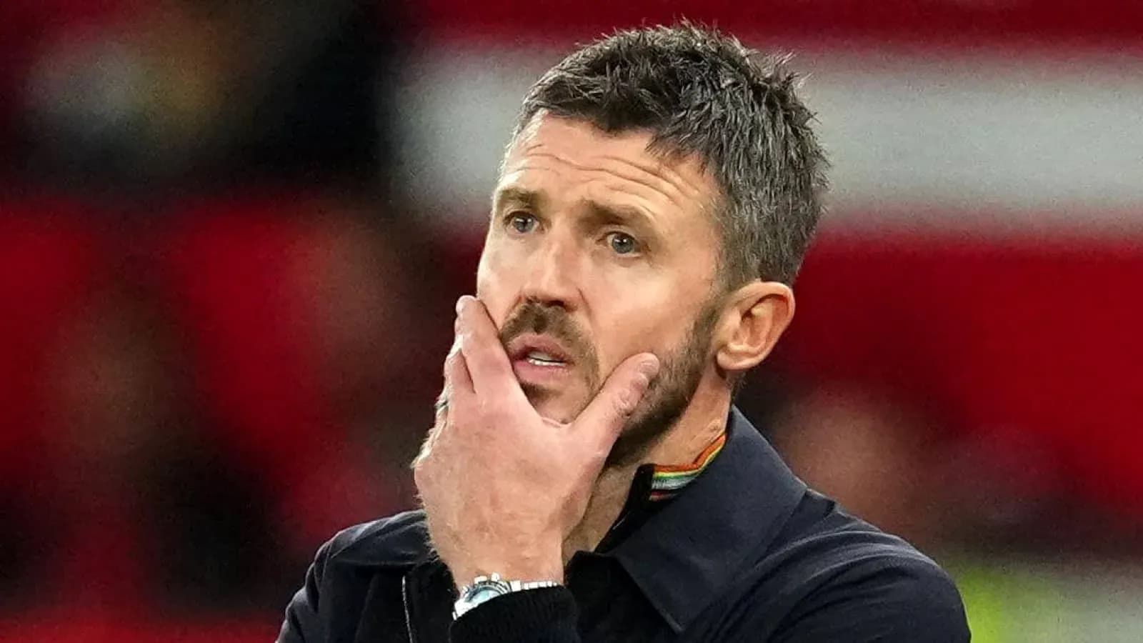 Entrenador pensativo durante un partido de fútbol Entrenador pensativo durante un partido de fútbol
