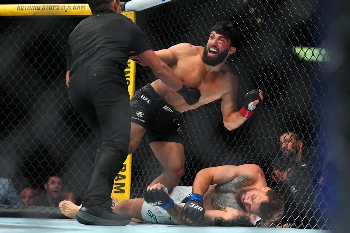 Luchador celebra mientras árbitro detiene la pelea Luchador celebra mientras árbitro detiene la pelea