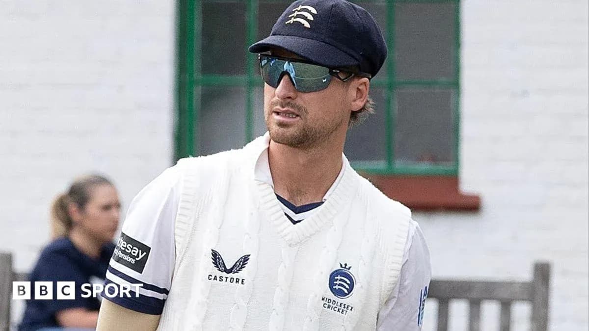 Jugador de cricket con uniforme de Middlesex Jugador de cricket con uniforme de Middlesex