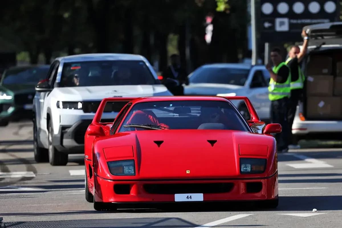 Ferrari roja en el tráfico urbano con otros vehículos Ferrari roja en el tráfico urbano con otros vehículos