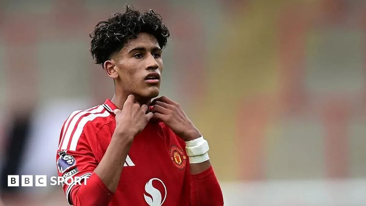 Jugador de Manchester United ajustándose el cuello de la camiseta Jugador de Manchester United ajustándose el cuello de la camiseta