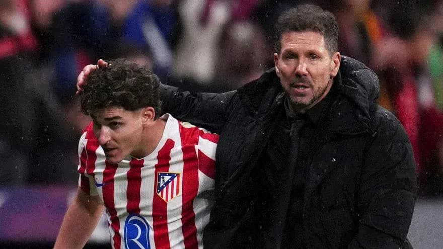 Entrenador ayudando a jugador de Atlético de Madrid Entrenador ayudando a jugador de Atlético de Madrid