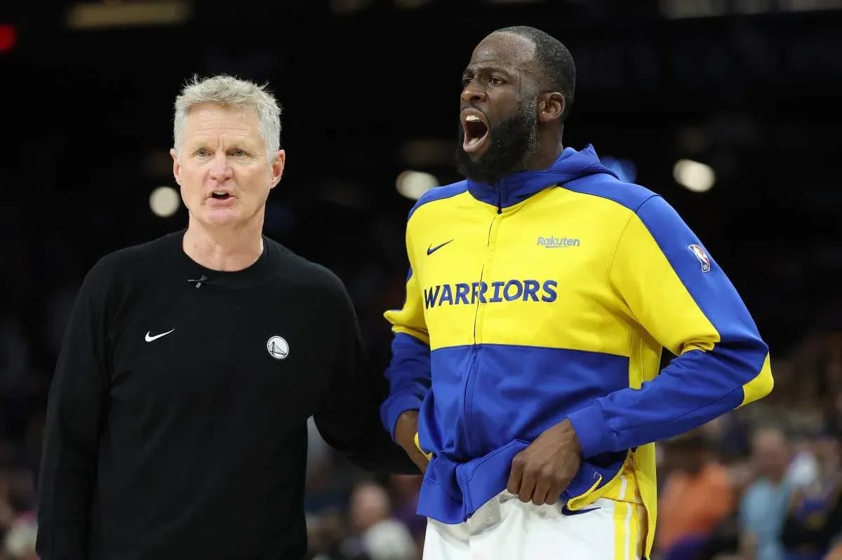 Entrenador hablando con jugador de los Warriors Entrenador hablando con jugador de los Warriors
