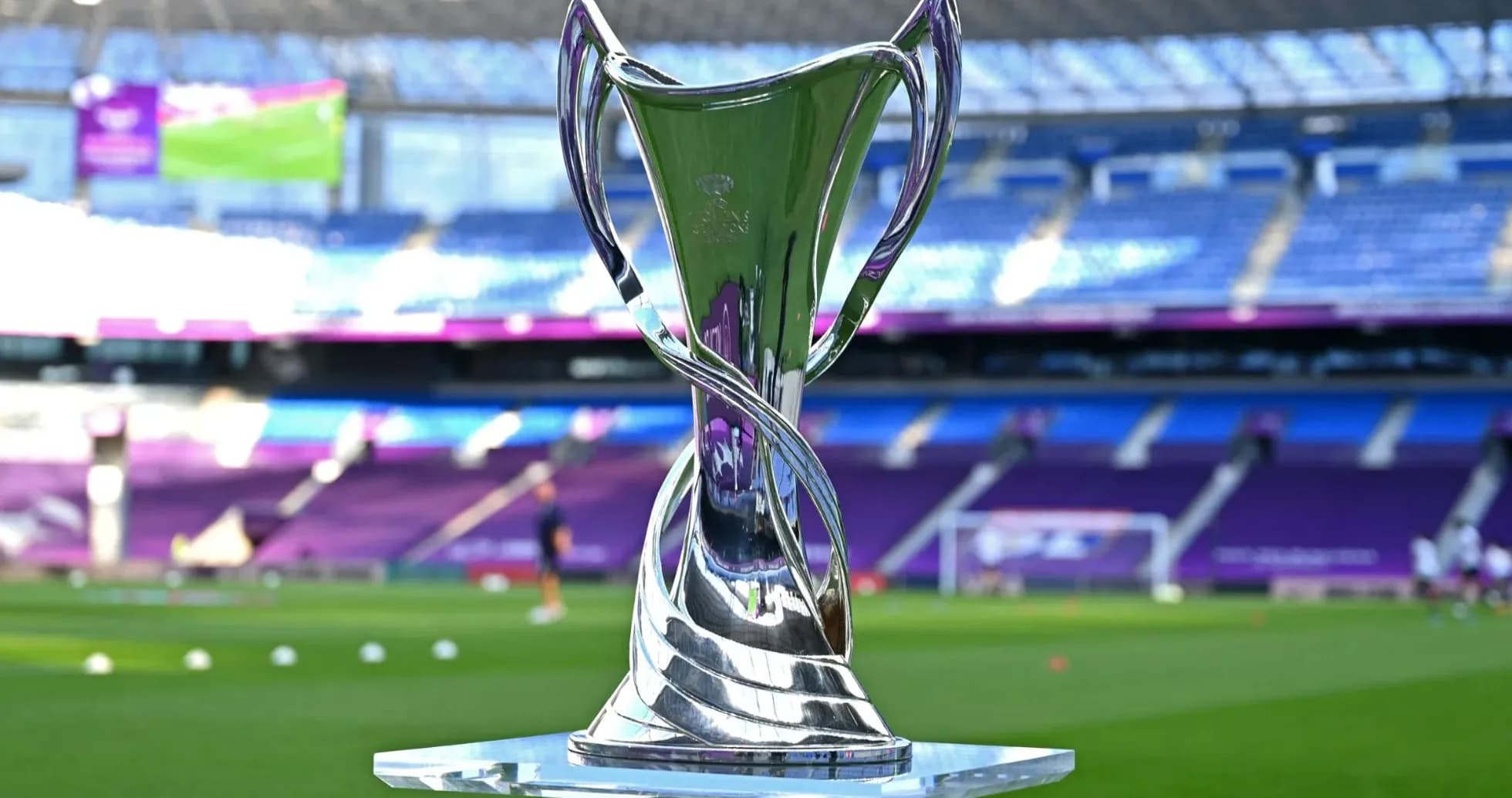 Trofeo en el campo antes del partido Trofeo en el campo antes del partido
