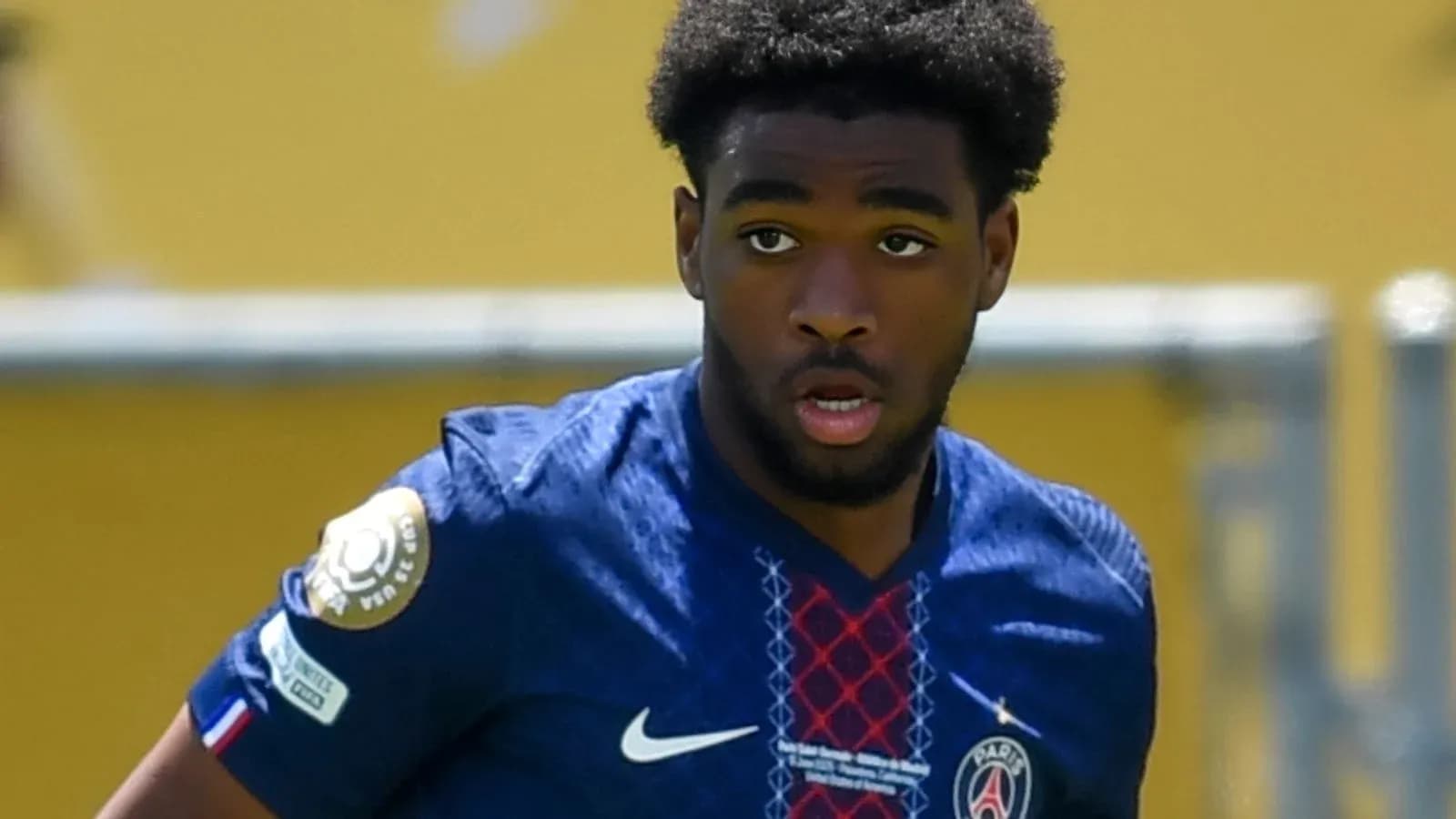 Jugador de PSG corriendo durante un partido Jugador de PSG corriendo durante un partido