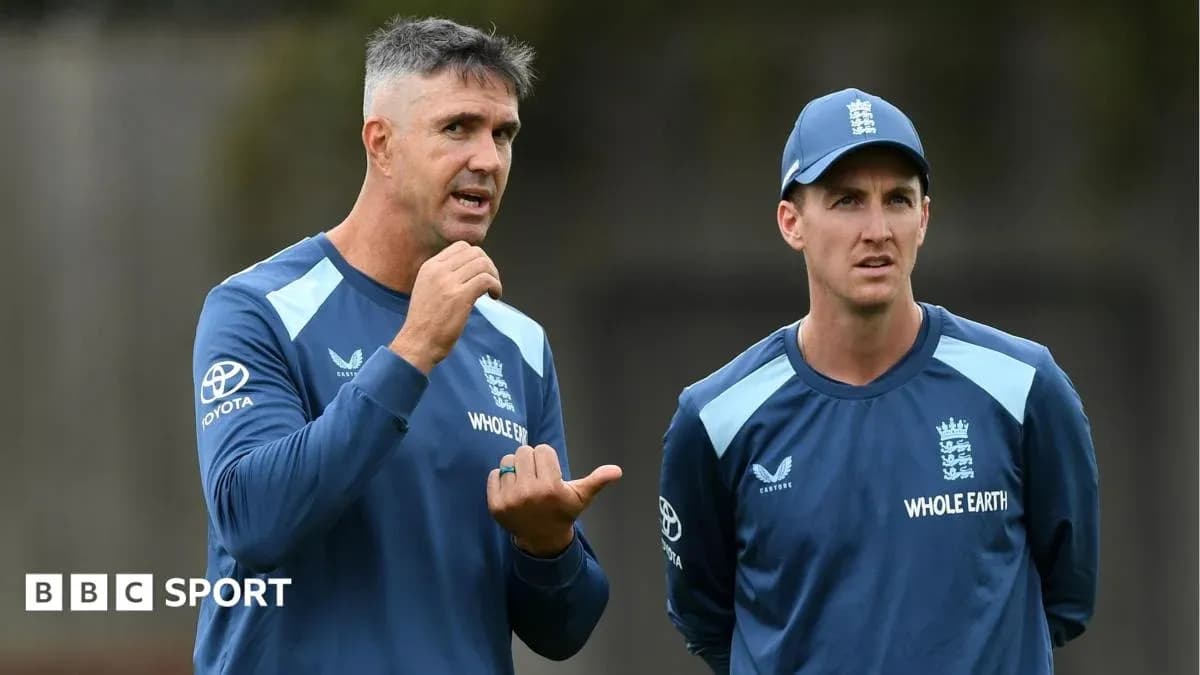 Entrenador hablando con jugador durante sesión de entrenamiento Entrenador hablando con jugador durante sesión de entrenamiento