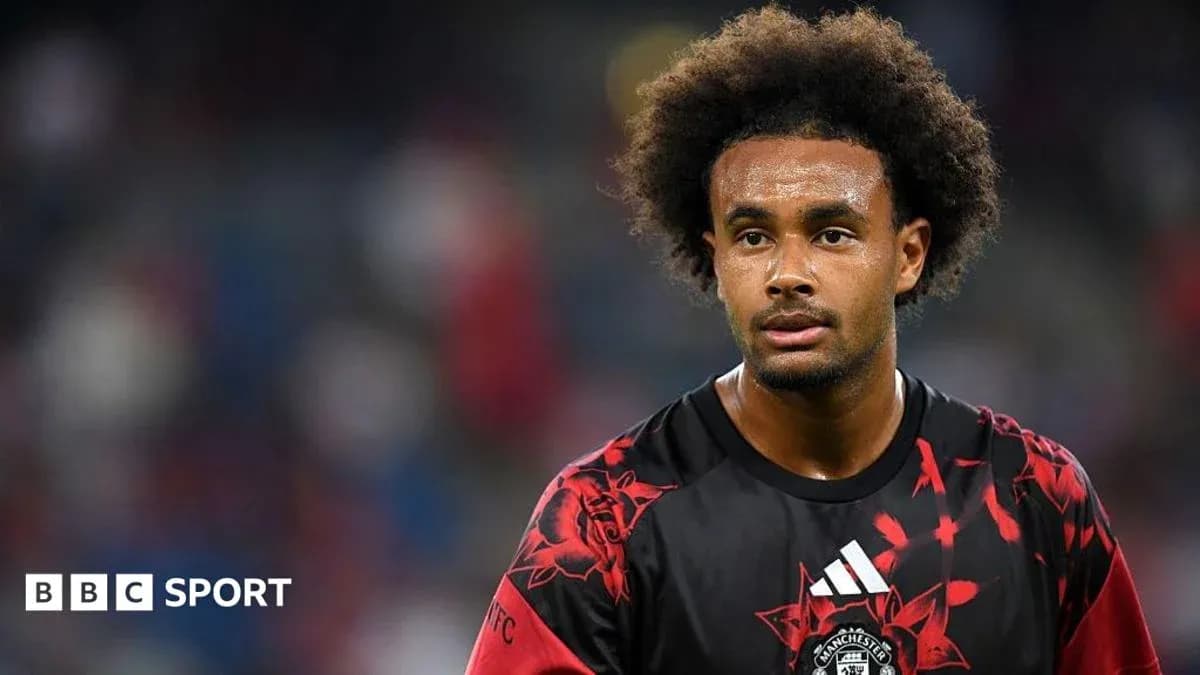 Jugador de fútbol con camiseta negra y roja Jugador de fútbol con camiseta negra y roja