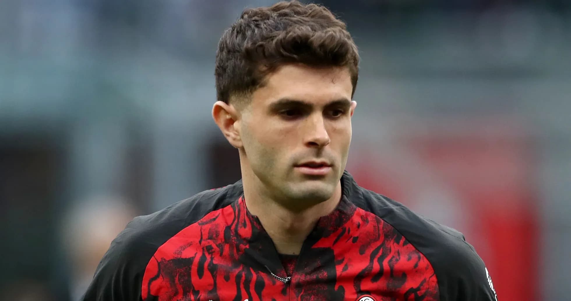 Jugador de AC Milan con camiseta negra y roja Jugador de AC Milan con camiseta negra y roja
