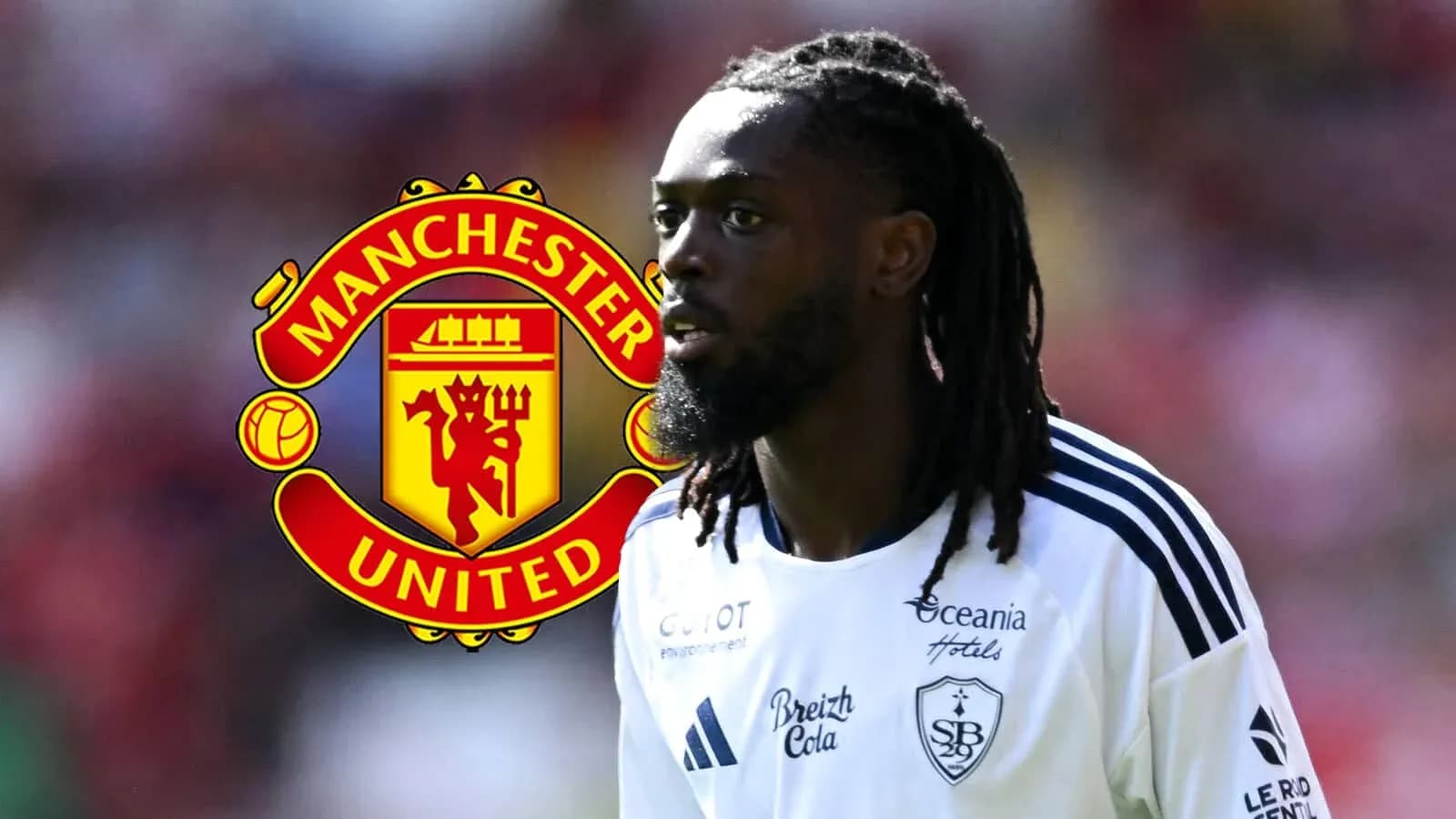 Jugador de fútbol con camiseta blanca y logo de Manchester United Jugador de fútbol con camiseta blanca y logo de Manchester United
