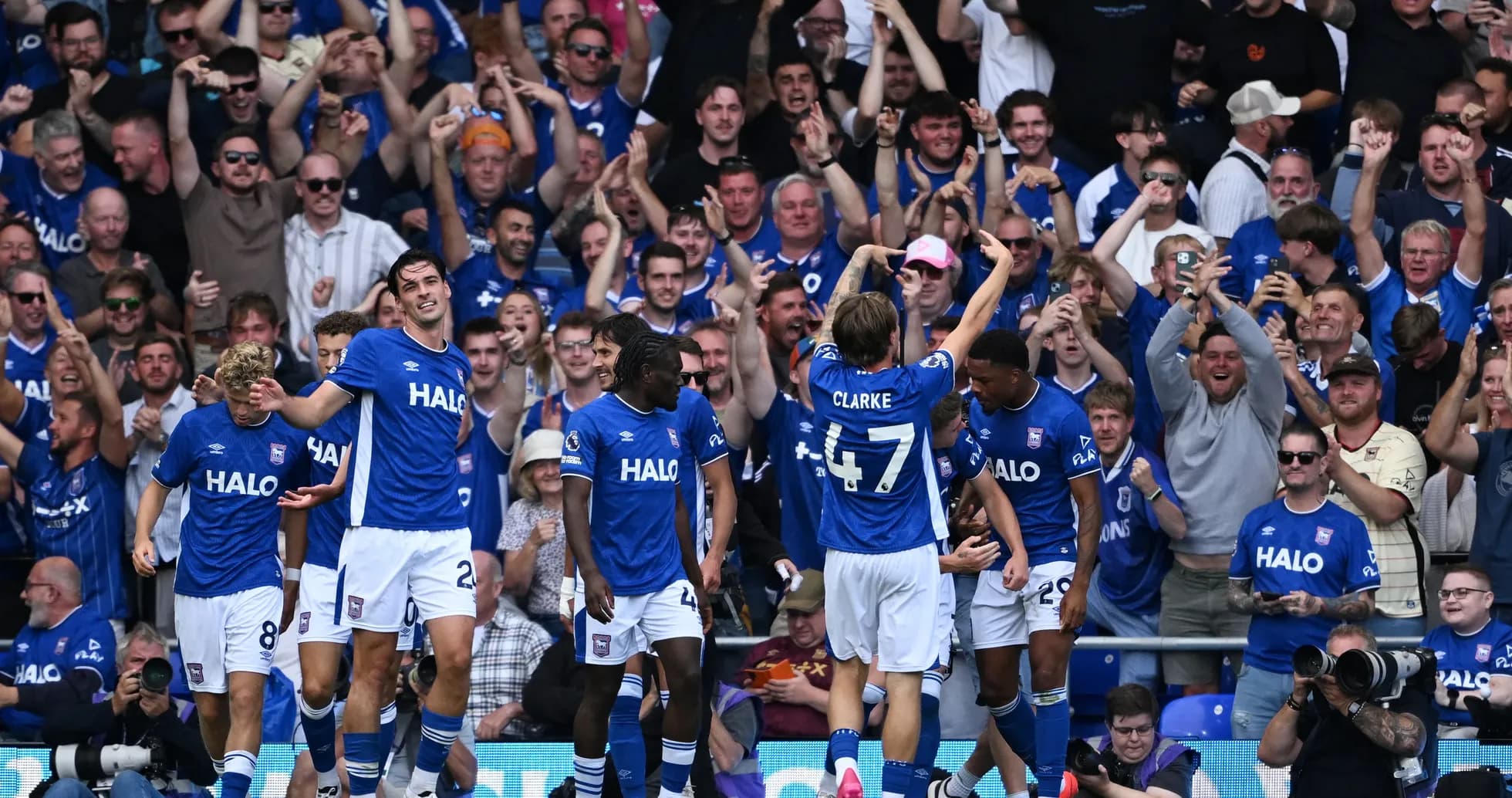 Jugadores de Ipswich celebrando un gol Jugadores de Ipswich celebrando un gol