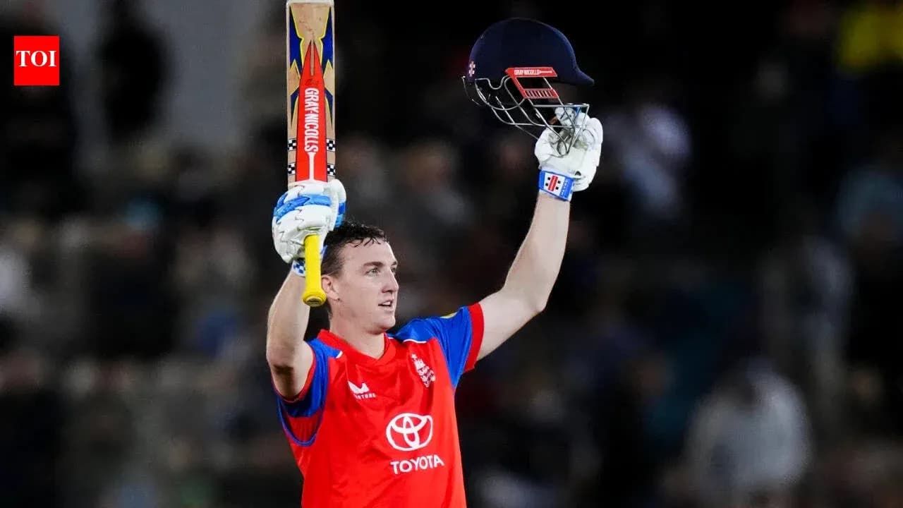 Jugador de cricket levantando su bate tras anotar Jugador de cricket levantando su bate tras anotar