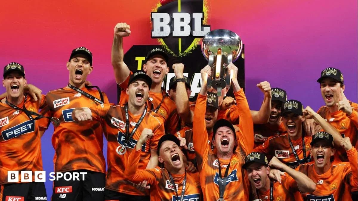 Equipo celebrando con el trofeo de BBL Equipo celebrando con el trofeo de BBL