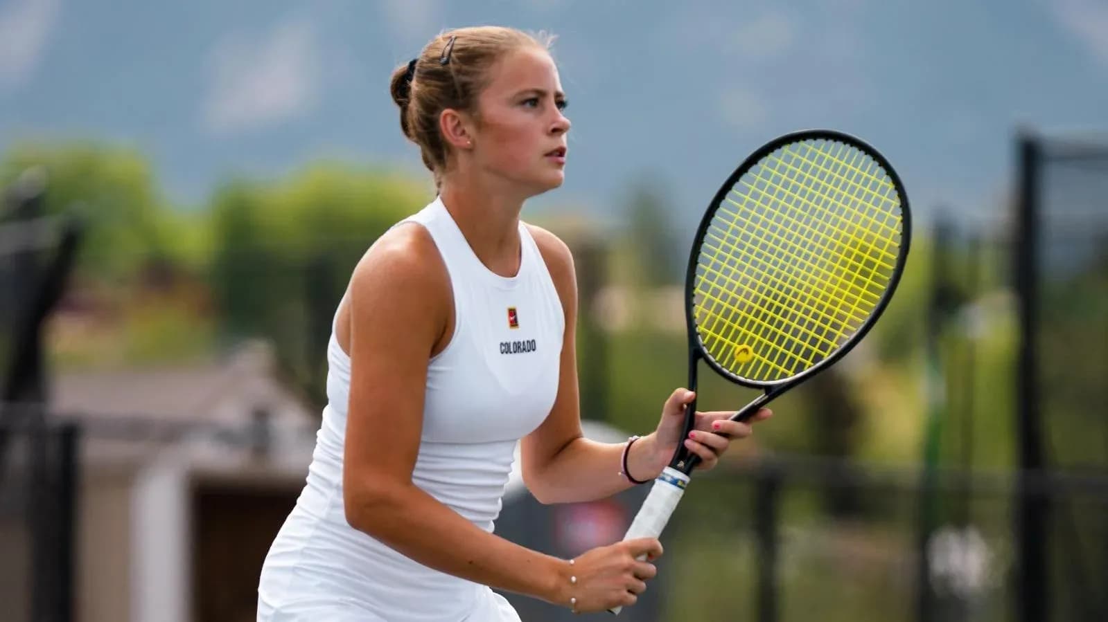 Jugadora de tenis lista para recibir el saque Jugadora de tenis lista para recibir el saque