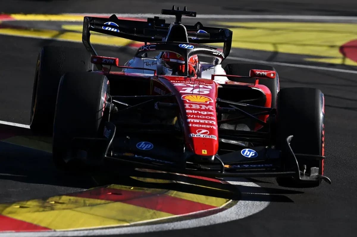 Coche de Fórmula 1 de Ferrari en curva Coche de Fórmula 1 de Ferrari en curva