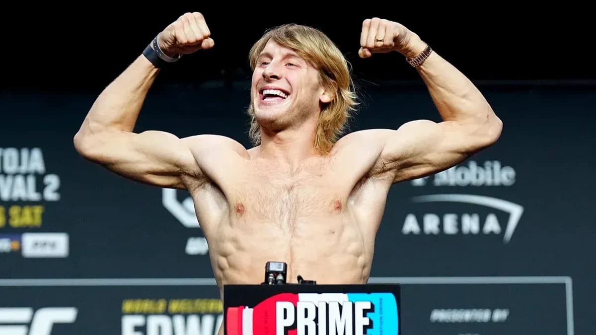 Luchador mostrando músculos en pesaje de UFC Luchador mostrando músculos en pesaje de UFC