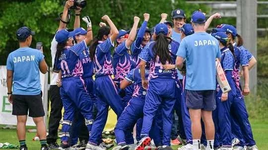 Jugadores de Japón celebrando una victoria en cricket Jugadores de Japón celebrando una victoria en cricket