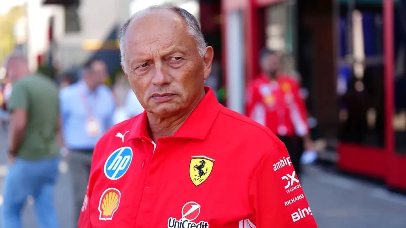 Hombre con camisa roja de Ferrari en el paddock Hombre con camisa roja de Ferrari en el paddock