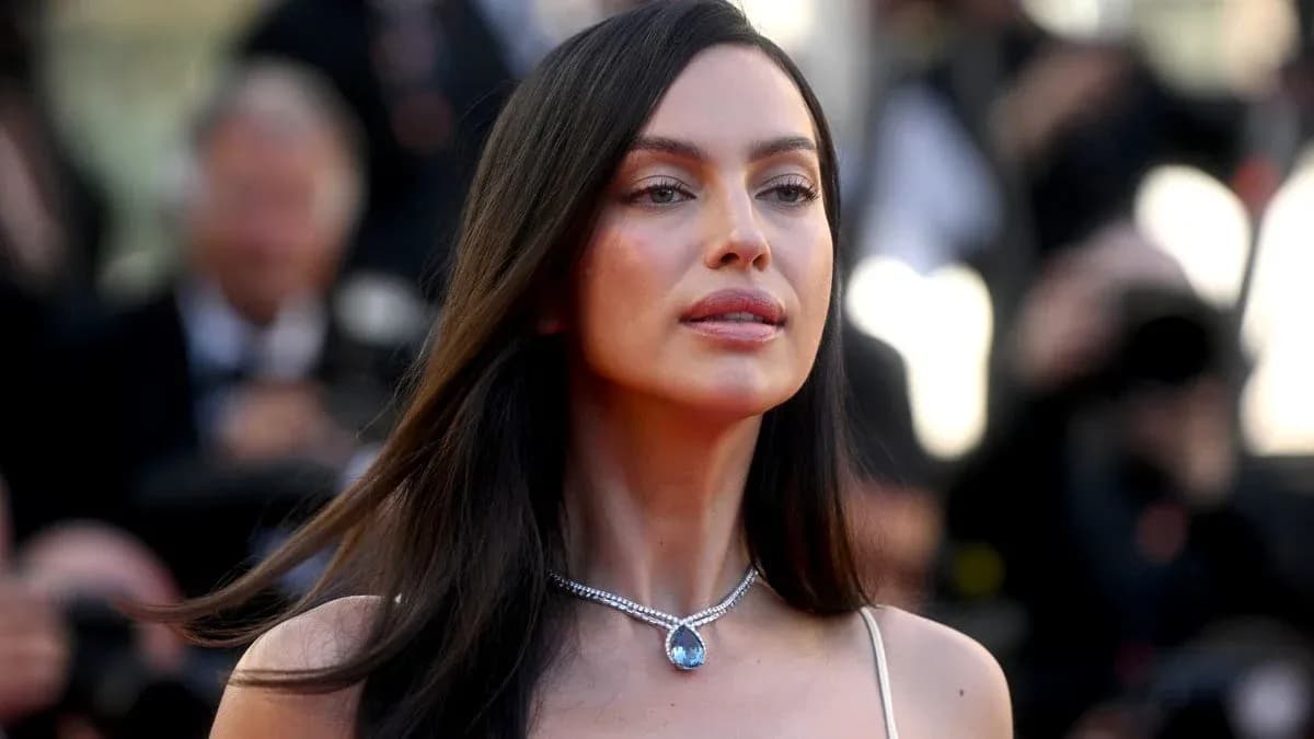 Mujer con collar elegante en evento de alfombra roja Mujer con collar elegante en evento de alfombra roja