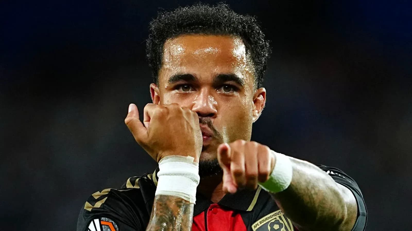 Jugador señalando hacia la afición después de anotar Jugador señalando hacia la afición después de anotar