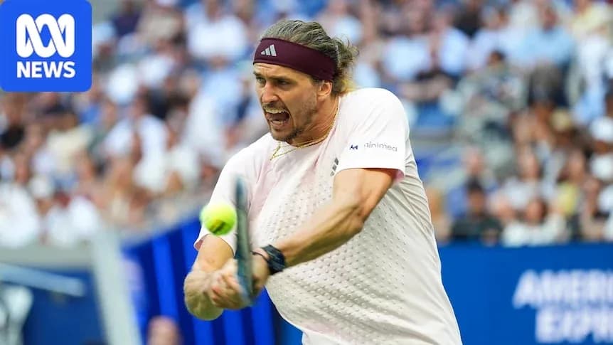 Jugador golpeando la pelota en un partido de tenis Jugador golpeando la pelota en un partido de tenis