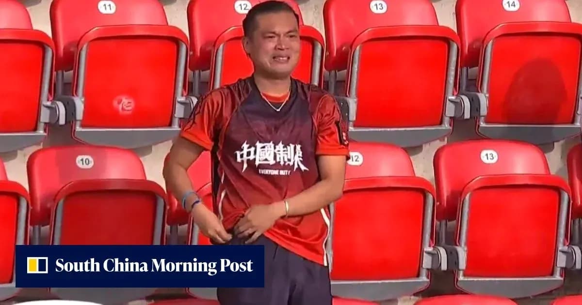 Hombre con camiseta en gradas vacías de estadio Hombre con camiseta en gradas vacías de estadio