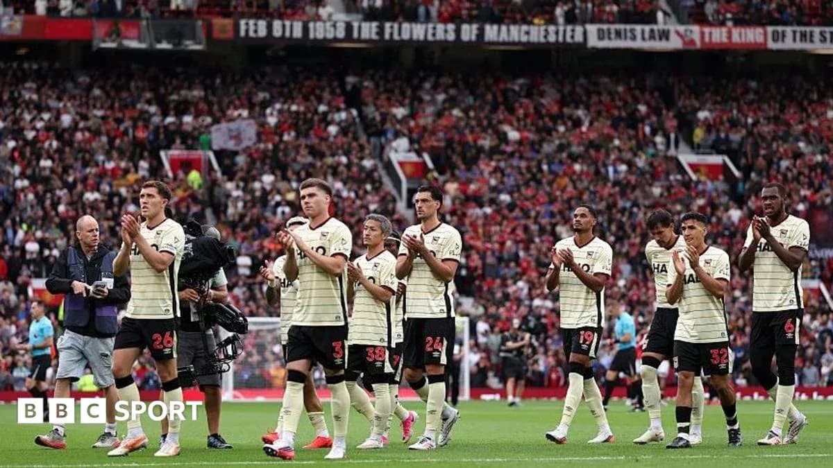 Jugadores aplaudiendo a la afición en Old Trafford Jugadores aplaudiendo a la afición en Old Trafford